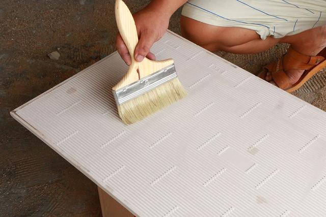 瓷磚上墻出現(xiàn)空鼓、脫落情況是什么原因?